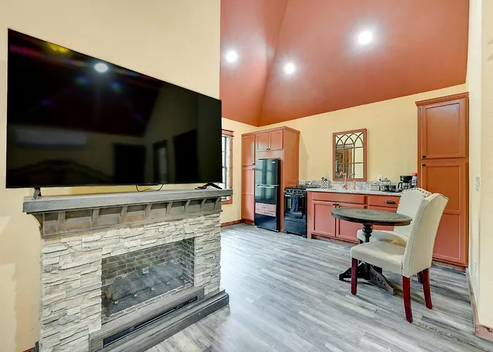Blissful Broken Bow Studio: Fire Pit & Jacuzzi Tub