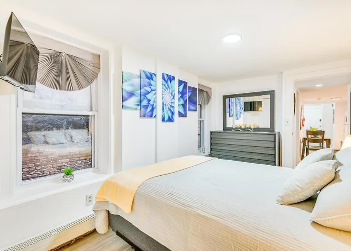 Walk To Downtown Albany: Ten Broeck Triangle Apt!
