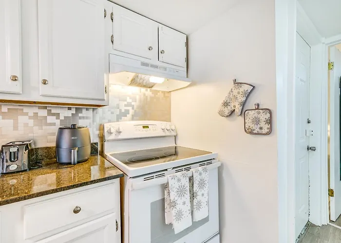 Walk To Downtown Albany: Ten Broeck Triangle Apt!