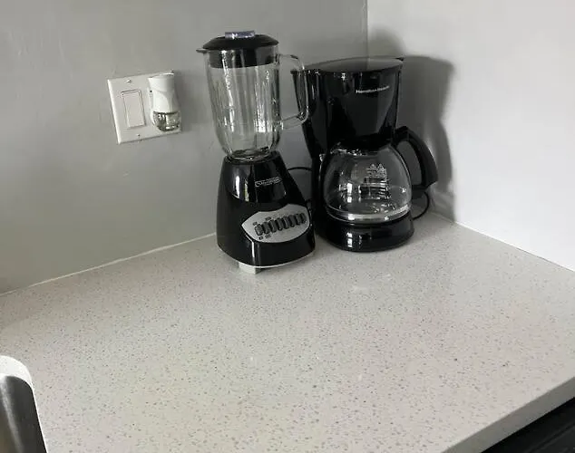 Sleek 1 Bedroom Apartment Plus Balcony 30 Mins To Nyc