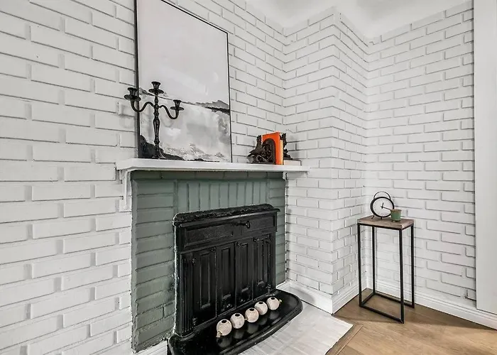 Spacious 3 Bedroom - Sleeps 8 - Central Location