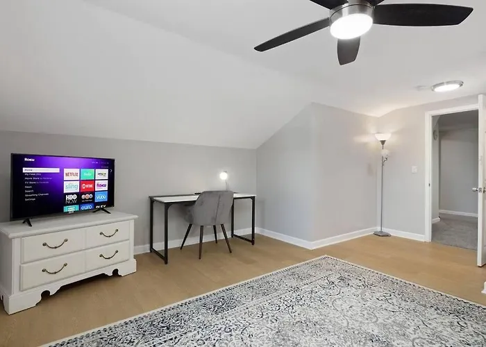 Great Location! 2Br - King Bed - Private Laundry