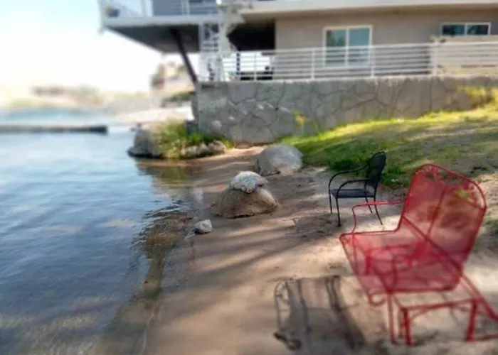 3 Bedroom, 2 Bath 1 Min Walk To The Beach