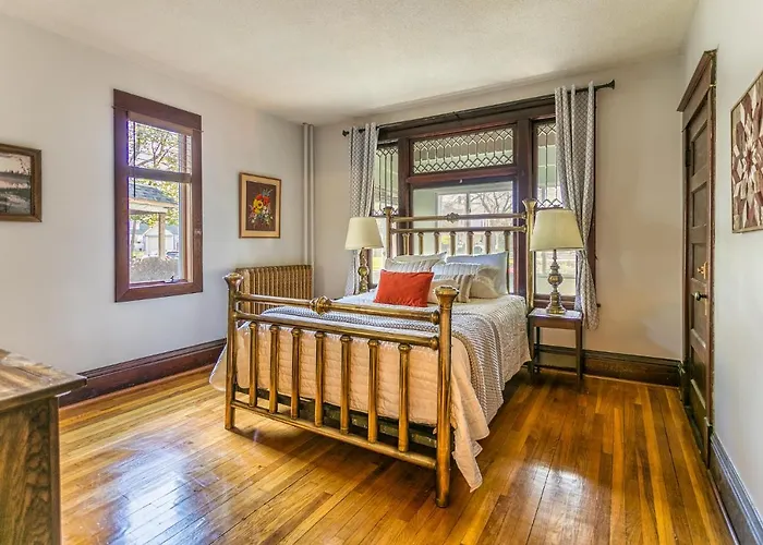Cottage In The City - Historic Charm, Modern Touch