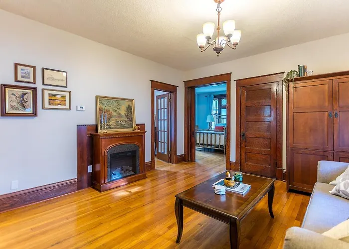Cottage In The City - Historic Charm, Modern Touch