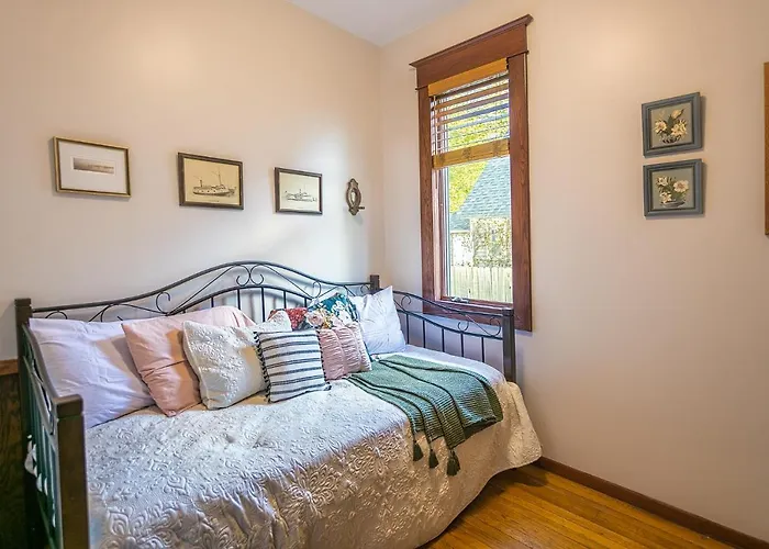 Cottage In The City - Historic Charm, Modern Touch