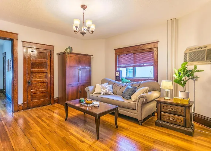 Cottage In The City - Historic Charm, Modern Touch
