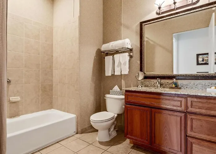 Clr100 Private 1 Bedroom W Spacious Living Area