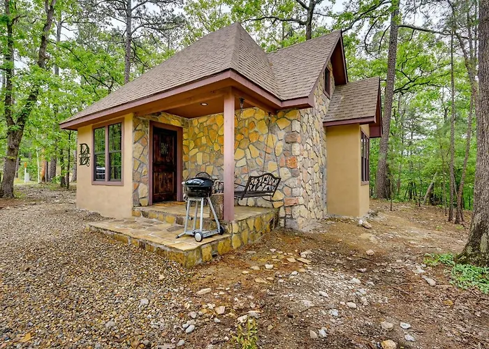 Blissful Broken Bow Studio: Fire Pit & Jacuzzi Tub