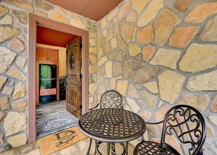Blissful Broken Bow Studio: Fire Pit & Jacuzzi Tub