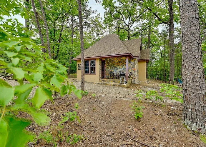 Blissful Broken Bow Studio: Fire Pit & Jacuzzi Tub