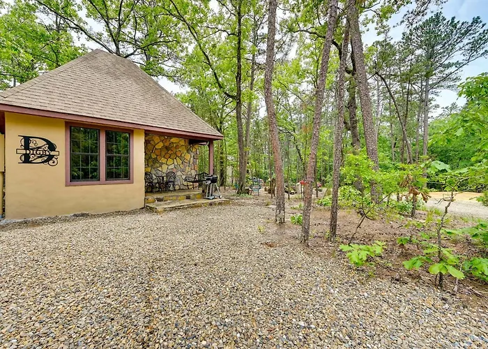 Blissful Broken Bow Studio: Fire Pit & Jacuzzi Tub