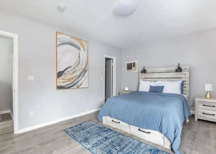 Sleek 1 Bedroom Apartment Plus Balcony 30 Mins To Nyc