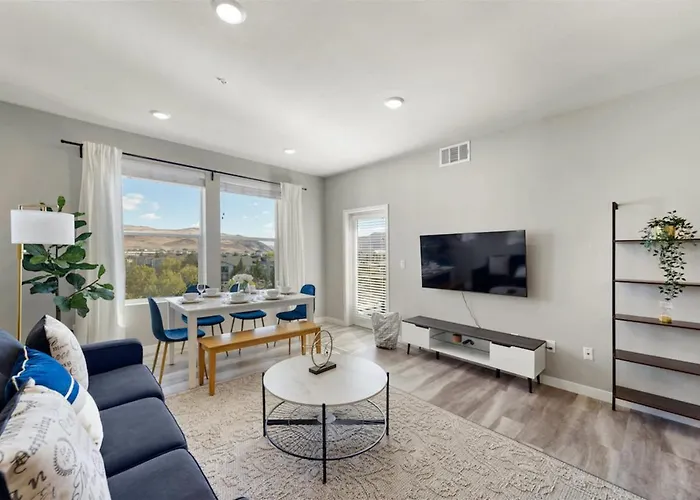 Sparks 2Br Waterfront - Spring Getaway & Rooftop