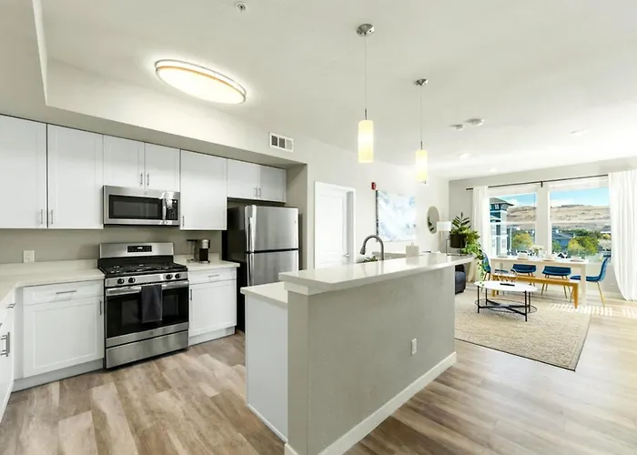 Sparks 2Br Waterfront - Spring Getaway & Rooftop