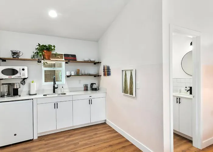 Mokulua Studio Suite. Hoʻoluʻolu