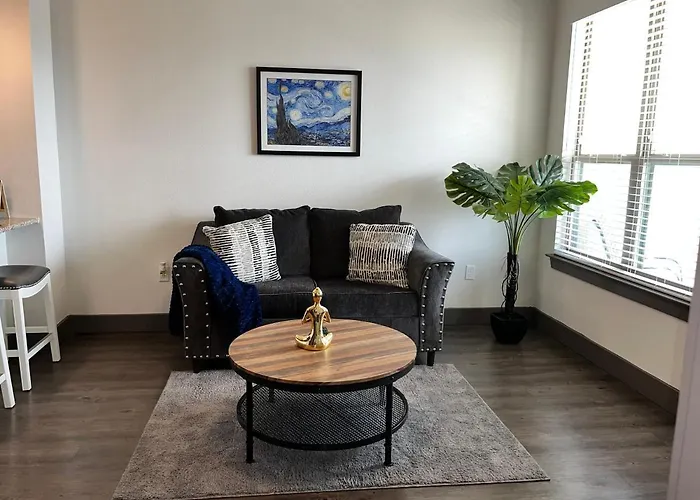 7 Min From Iah Business-Ready Condo W Pool & Wifi
