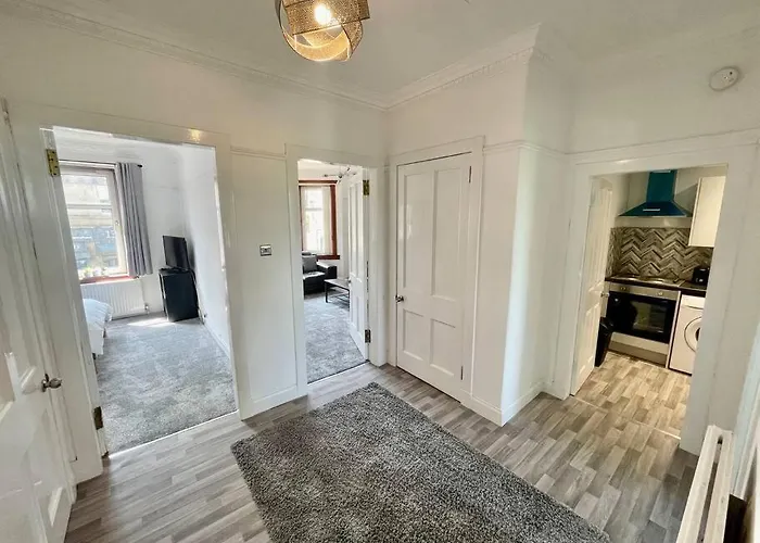 Large 2 Bed Near Glasgow Airport