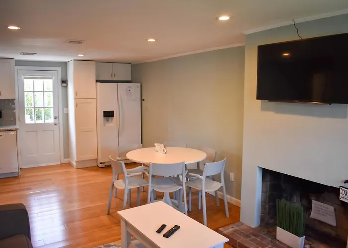 Seaside Serenity, Just A Block /0.1 Mile Away From The Beach