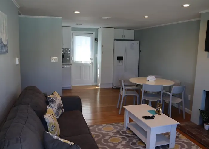 Seaside Serenity, Just A Block /0.1 Mile Away From The Beach