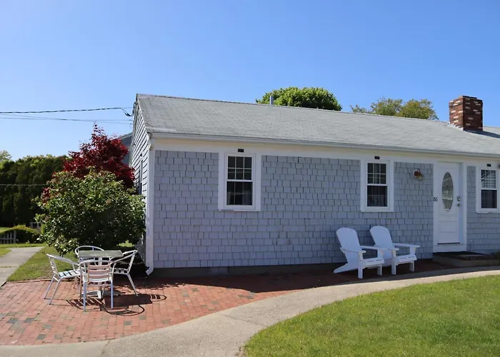 Seaside Serenity, Just A Block /0.1 Mile Away From The Beach