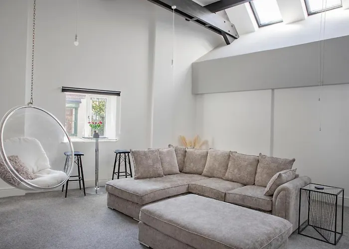 #5 Stylish City Centre Apartment With High Ceilings Near Hull New Theatre