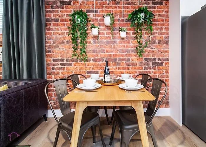 Luxe New York Style Bsmt Suite, Near Dt & Wem, King Bed, Wifi