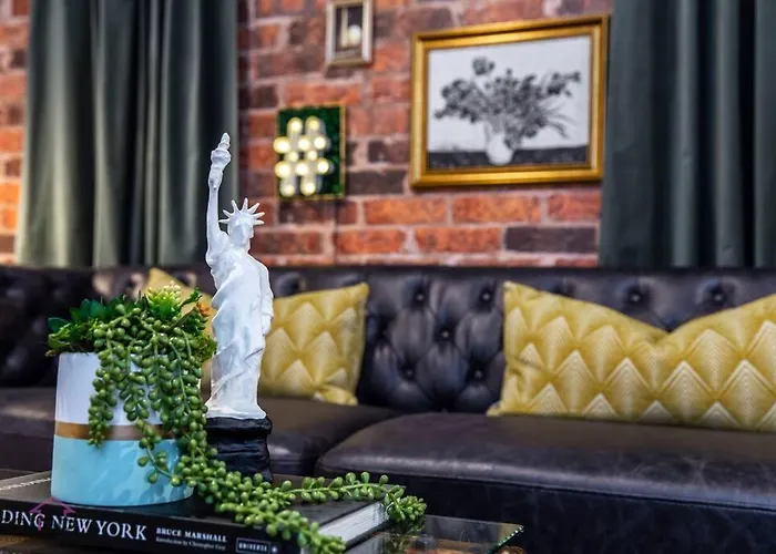 Luxe New York Style Bsmt Suite, Near Dt & Wem, King Bed, Wifi