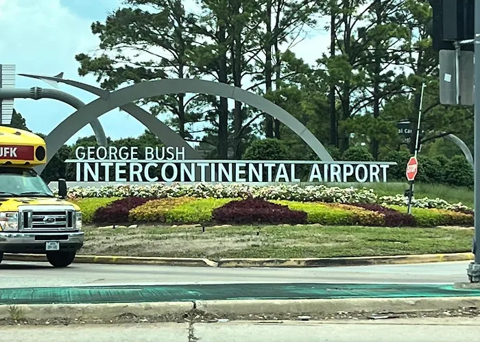 7 Min From Iah Business-Ready Condo W Pool & Wifi