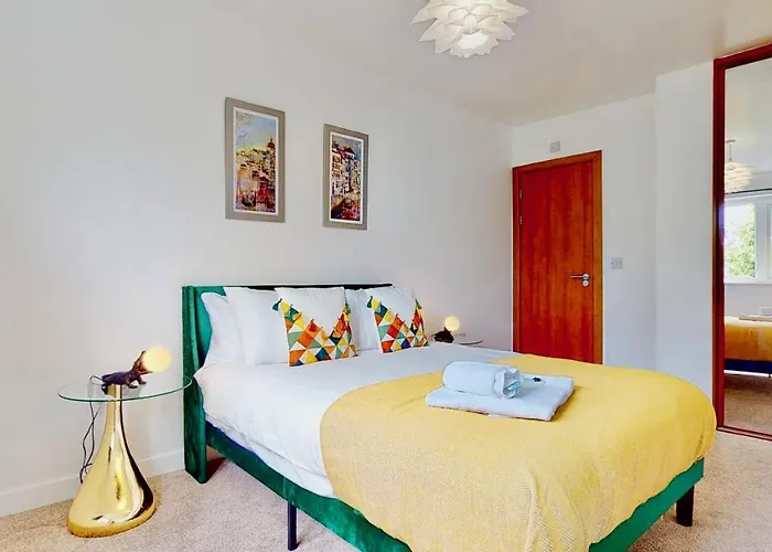 Riverside Apartment With Parking 1 Mile From Town Centre
