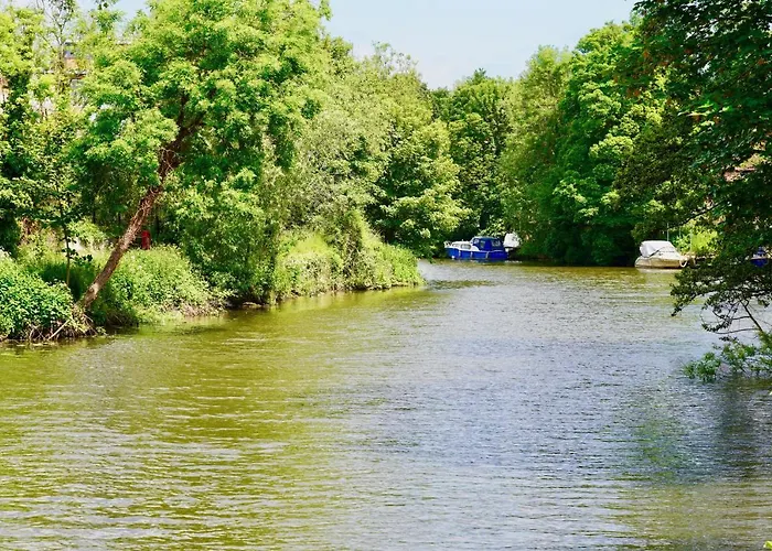 Riverside Apartment With Parking 1 Mile From Town Centre