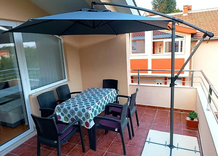 Jovana -- Porodicni Apartmani Igalo