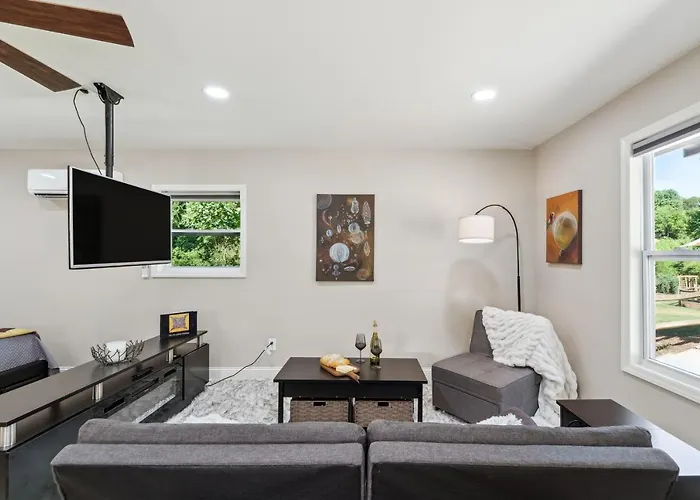 Hickory Hideaway: Pet-Friendly Haven W/ Fire Pit!