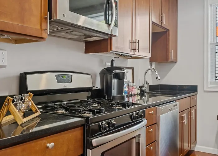 Navy Yard Gem: Stylish Condo Near Nationals Stadium