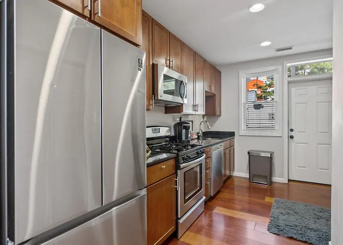 Navy Yard Gem: Stylish Condo Near Nationals Stadium