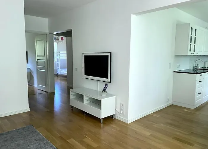 2 Bedroom Apartment W/ Balcony, Wifi, Parking