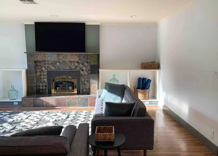 Riverwalk Retreat: Spacious, Hot Tub, Near Autzen