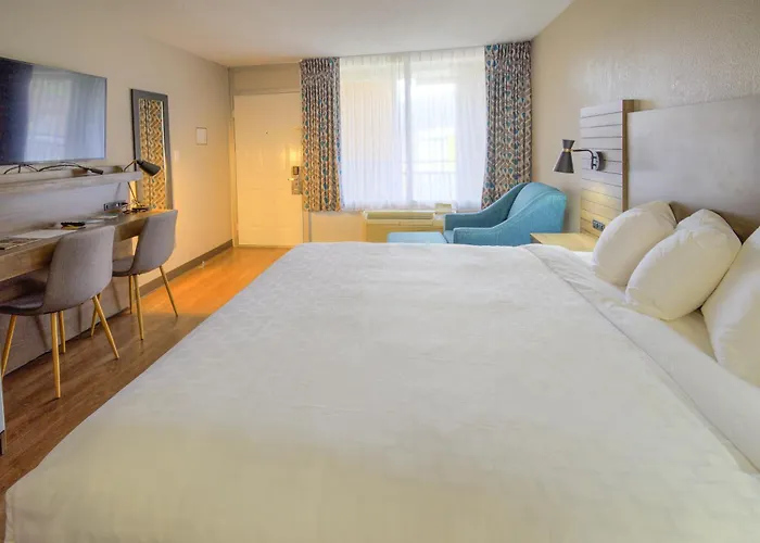 Clarion Pointe Downtown