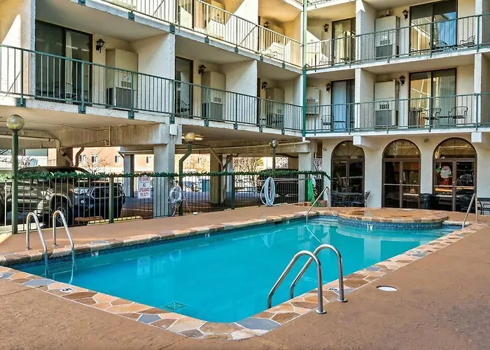 Bear Pause Retreat/Steps To Pkwy/With Indoor Pool