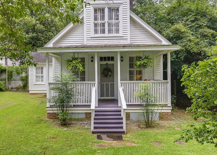 Romantic Cottage In Washington Historic District