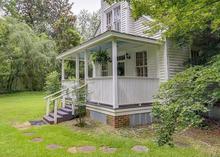 Romantic Cottage In Washington Historic District