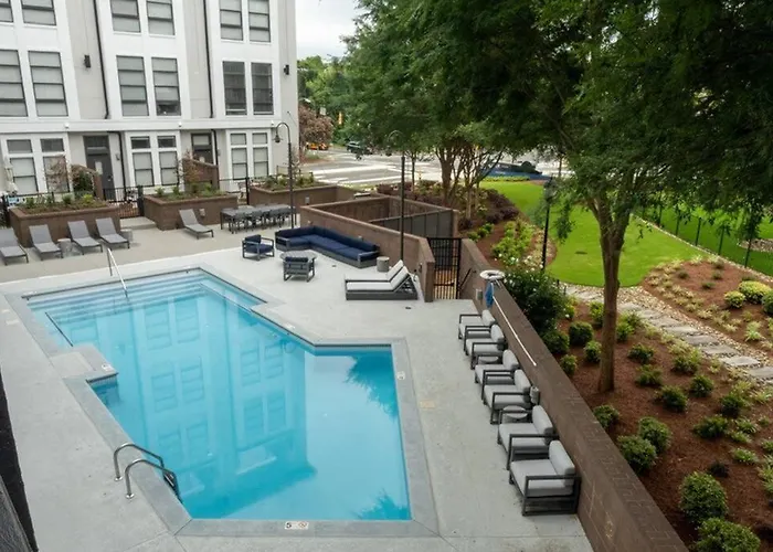 Studio Townhouse In Uptown King Bed-Wi-Fi-Full Kitchen- Washer & Dryer