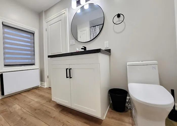 The Cozy Cove Modern King-Bedroom Full Apartment