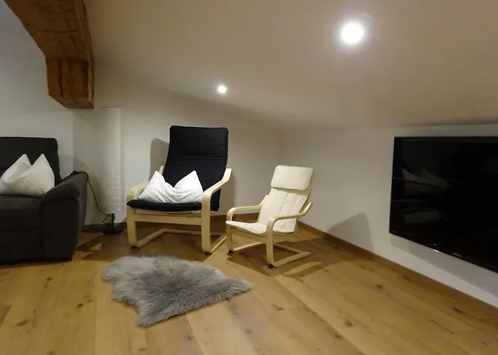 Gemuetliche Dachgeschosswohnung Mit Balkon & Garten