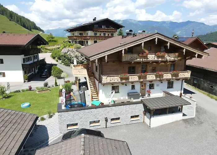 Gemuetliche Dachgeschosswohnung Mit Balkon & Garten