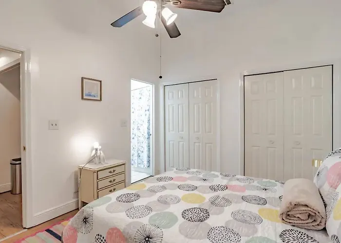 Historic District Apartment Quiet Street Central Location!
