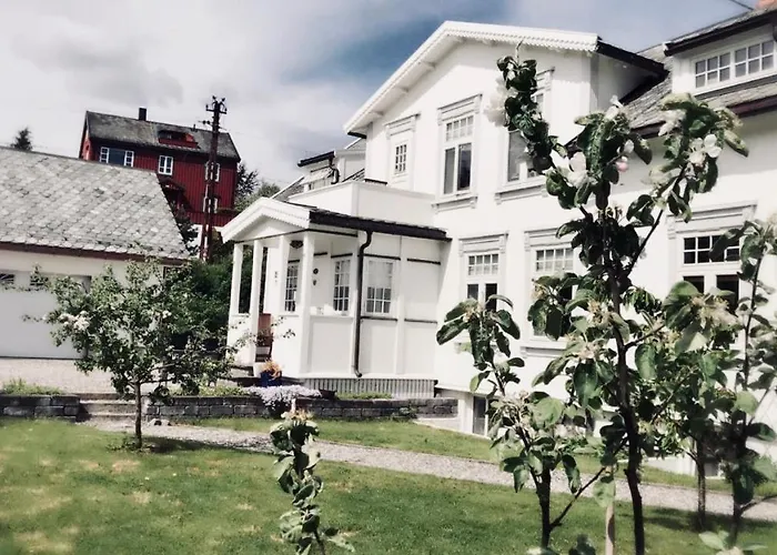 Bo I Historisk Bygning, Kort Vei Til Sentrum