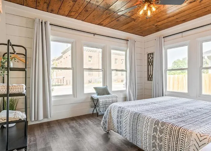 Curated Cottage. Minutes From Silos, Zoo, Baylor