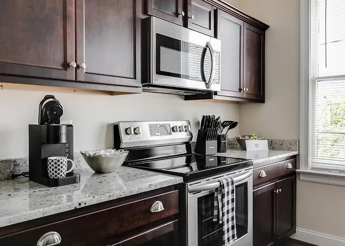 Modern, Convenient Gem: Urban Retreat 'N Richmond