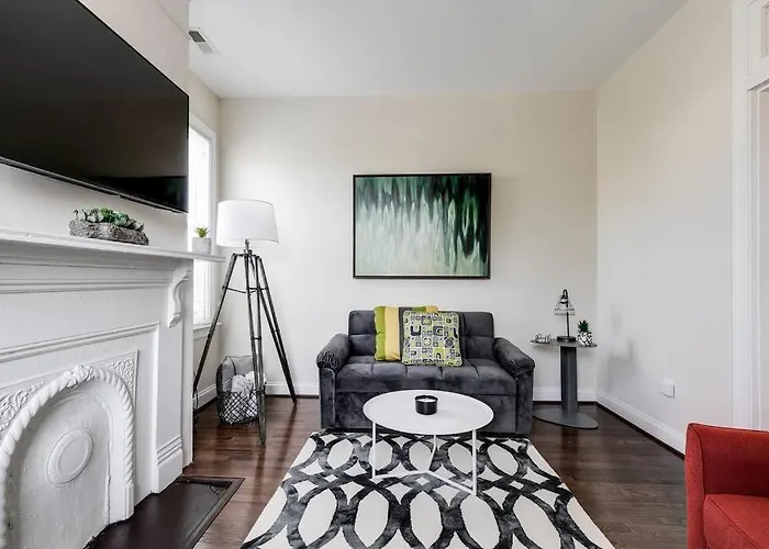 Modern, Convenient Gem: Urban Retreat 'N Richmond